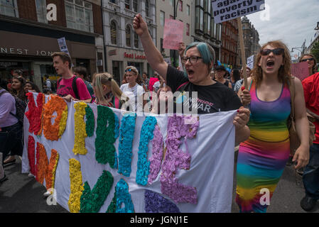 Londra, Regno Unito. 8 luglio 2017. Nessun orgoglio in guerra manifestanti marchalong Oxford St in i diritti dei migranti e Anti-Racist di blocco per recuperare orgoglio come protesta. Credito: Peter Marshall / Alamy Live News Foto Stock