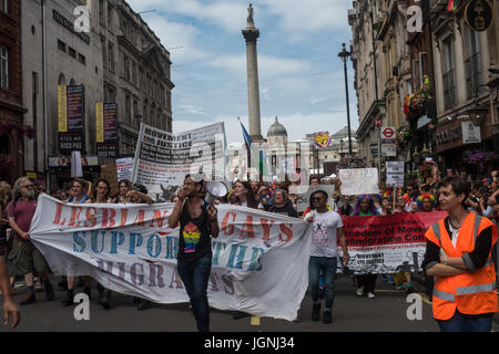 Londra, Regno Unito. 8 luglio 2017. I diritti dei migranti e blocco Anti-Racist marzo di fronte alla parata ufficiale per recuperare orgoglio come protesta va giù Whitehall. Credito: Peter Marshall / Alamy Live News Foto Stock