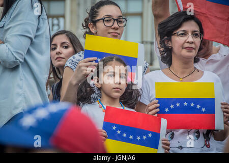 Madrid, Spagna. 8 luglio 2017. Marzo sulle strade di Madrid in solidarietà con il Venezuela il marzo inizia dalla Plaza de España alla piazza Puerta del Sol Credito: Alberto Ramírez Sibaja/Alamy Live News Foto Stock