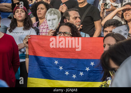 Madrid, Spagna. 8 luglio 2017. Marzo sulle strade di Madrid in solidarietà con il Venezuela il marzo inizia dalla Plaza de España alla piazza Puerta del Sol Credito: Alberto Ramírez Sibaja/Alamy Live News Foto Stock