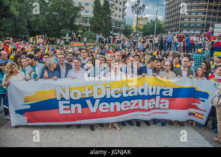 Madrid, Spagna. 8 luglio 2017. Marzo sulle strade di Madrid in solidarietà con il Venezuela il marzo inizia dalla Plaza de España alla piazza Puerta del Sol Credito: Alberto Ramírez Sibaja/Alamy Live News Foto Stock