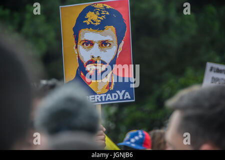 Madrid, Spagna. 8 luglio 2017. Marzo sulle strade di Madrid in solidarietà con il Venezuela il marzo inizia dalla Plaza de España alla piazza Puerta del Sol Credito: Alberto Ramírez Sibaja/Alamy Live News Foto Stock