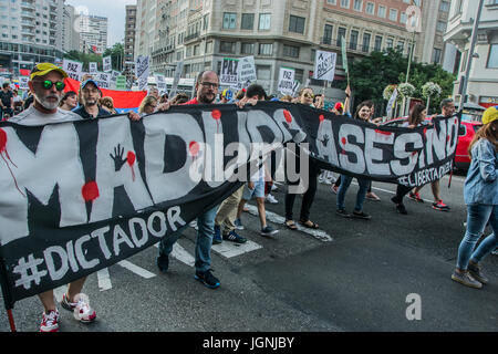 Madrid, Spagna. 8 luglio 2017. Marzo sulle strade di Madrid in solidarietà con il Venezuela il marzo inizia dalla Plaza de España alla piazza Puerta del Sol Credito: Alberto Ramírez Sibaja/Alamy Live News Foto Stock