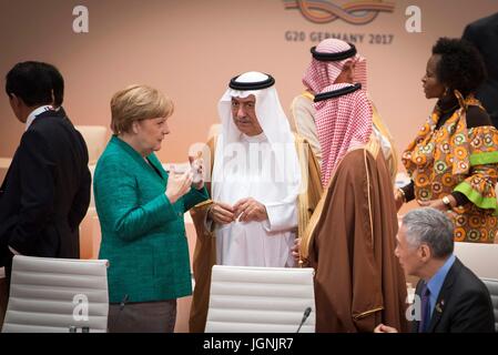 Il cancelliere tedesco Angela Merkel colloqui con Arabia il ministro di Stato Ibrahim Abdulaziz Al-Assaf prima dell' inizio della terza sessione plenaria nella giornata conclusiva del vertice G20 meeting al commercio di Amburgo Centro Congressi Luglio 8, 2017 ad Amburgo, in Germania. (Bundesregierung/Bergmann via Planetpix) Foto Stock