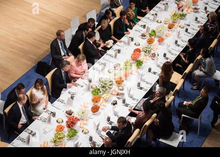 Il cancelliere tedesco Angela Merkel ospita una cena per i leader del mondo che frequentano il primo giorno del Vertice G20 incontro alla Elbphilharmonie concert hall 7 luglio 2017 ad Amburgo, in Germania. (Bundesregierung/Kugler via Planetpix) Foto Stock