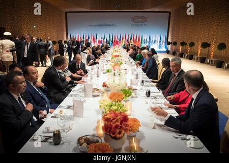 Il cancelliere tedesco Angela Merkel ospita una cena per i leader del mondo che frequentano il primo giorno del Vertice G20 incontro alla Elbphilharmonie concert hall 7 luglio 2017 ad Amburgo, in Germania. (Bundesregierung/Bergmann via Planetpix) Foto Stock