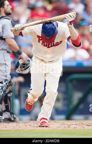 Philadelphia, Pennsylvania, USA. 8 Luglio, 2017. Philadelphia Phillies sinistra fielder Daniel Nava (25) reagisce a battenti fuori durante il gioco MLB tra San Diego Padres e Philadelphia Phillies al Citizens Bank Park di Philadelphia, Pennsylvania. Il San Diego Padres ha vinto 2-1. Christopher Szagola/CSM/Alamy Live News Foto Stock