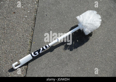 Amburgo, Germania. 8 lug 2017. Protesta rally su St. Pauli contro summit G-20 nel luglio 2017, spazzola per WC utilizzato per manifestazioni di protesta Credito: Joerg Boethling/Alamy Live News Foto Stock