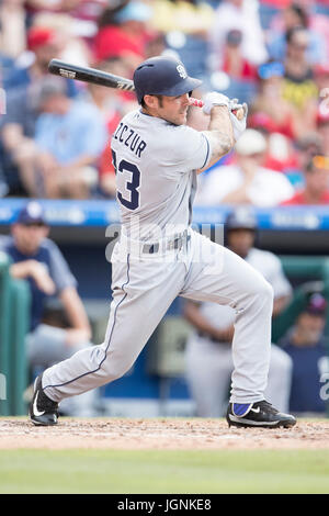 Philadelphia, Pennsylvania, USA. 8 Luglio, 2017. San Diego Padres diritto fielder Matt Szczur (23) in azione durante la partita MLB tra San Diego Padres e Philadelphia Phillies al Citizens Bank Park di Philadelphia, Pennsylvania. Il San Diego Padres ha vinto 2-1. Christopher Szagola/CSM/Alamy Live News Foto Stock