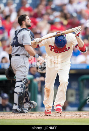 Philadelphia, Pennsylvania, USA. 8 Luglio, 2017. Philadelphia Phillies sinistra fielder Daniel Nava (25) reagisce a battenti fuori durante il gioco MLB tra San Diego Padres e Philadelphia Phillies al Citizens Bank Park di Philadelphia, Pennsylvania. Il San Diego Padres ha vinto 2-1. Christopher Szagola/CSM/Alamy Live News Foto Stock