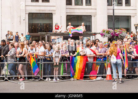 Londra, Regno Unito. 8 Luglio, 2017. La folla a guardare la parata a Londra Pride 2017. Migliaia di persone si uniscono alla annuale parata LGBT attraverso il capitale. Credito: Nicola Ferrari/Alamy Live News Foto Stock