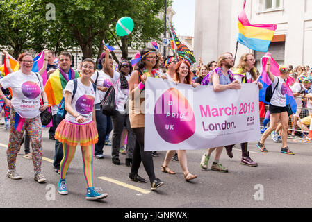 Londra, Regno Unito. 8 Luglio, 2017. Bi Pride UK a Londra Pride 2017. Migliaia di persone si uniscono alla annuale parata LGBT attraverso il capitale. Credito: Nicola Ferrari/Alamy Live News Foto Stock