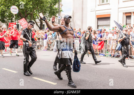 Londra, Regno Unito. 8 Luglio, 2017. Manifestanti durante la sfilata del Pride London 2017.Migliaia di persone si uniscono alla annuale parata LGBT attraverso il capitale. Credito: Nicola Ferrari/Alamy Live News Foto Stock