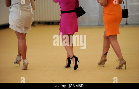 Barene, Poole, Dorset, Regno Unito. 8 Luglio, 2017. Fêtards arrivare presso il British Beach Polo campionati, barene, Poole, Dorset, Regno Unito. Credito: David Partridge/Alamy Live News Foto Stock