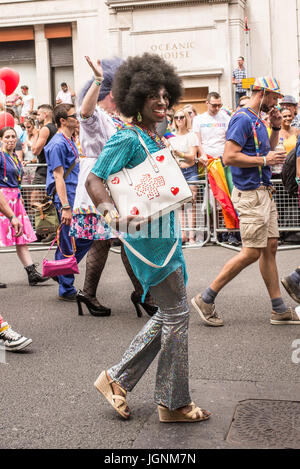 Londra, Regno Unito. 8 Luglio, 2017. Travestito marching durante la sfilata del Pride London 2017.Migliaia di persone si uniscono alla annuale parata LGBT attraverso il capitale. Credito: Nicola Ferrari/Alamy Live News Foto Stock