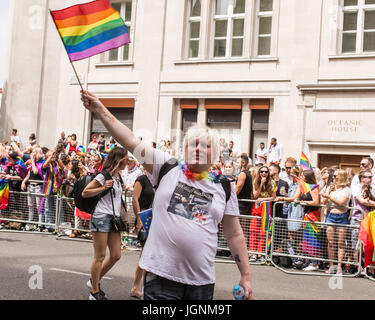 Londra, Regno Unito. 8 Luglio, 2017. "Faux BoJo', a.k.a Drew Galdron, è un impersonator del Segretario degli esteri britannico, Boris Johnson. Girato durante il Pride London 2017. Migliaia di persone si uniscono alla annuale parata LGBT attraverso il capitale. Credito: Nicola Ferrari/Alamy Live News Foto Stock