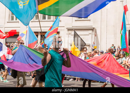 Londra, Regno Unito. 8 Luglio, 2017. Uomo con bandiere colorate durante l orgoglio di Londra 2017. Migliaia di persone si uniscono alla annuale parata LGBT attraverso il capitale. Credito: Nicola Ferrari/Alamy Live News Foto Stock