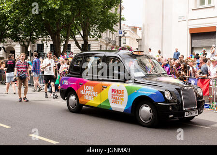 Londra, Regno Unito. 8 Luglio, 2017. Black Cab apinted in colori raimbow durante l orgoglio di Londra 2017. Migliaia di persone si uniscono alla annuale parata LGBT attraverso il capitale. Credito: Nicola Ferrari/Alamy Live News Foto Stock