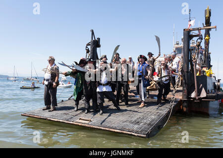 Seattle, Washington, Stati Uniti d'America. 8 lug 2017. I pirati arrivano con armi tracciata in corrispondenza del Seafair pirati in atterraggio a Alki Beach Park. Il celeberrimo evento è non ufficiale di inizio di estate a Seattle e il calcio di inizio alla Seafair. I pirati hanno una lunga storia che risale al primo festival Seafair nel 1950. Il festival estivo comprende una vasta serie di piccoli eventi di quartiere che conduce fino a diverse grandi città-wide celebrazioni. Credito: Paolo Christian Gordon/Alamy Live News Foto Stock