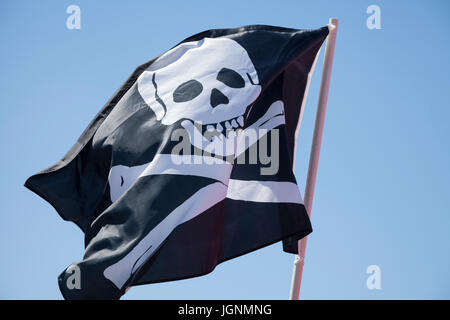 Seattle, Washington, Stati Uniti d'America. 8 lug 2017. Jolly Roger bandiera al Seafair pirati in atterraggio a Alki Beach Park. Il celeberrimo evento è non ufficiale di inizio di estate a Seattle e il calcio di inizio alla Seafair. I pirati hanno una lunga storia che risale al primo festival Seafair nel 1950. Il festival estivo comprende una vasta serie di piccoli eventi di quartiere che conduce fino a diverse grandi città-wide celebrazioni. Credito: Paolo Christian Gordon/Alamy Live News Foto Stock