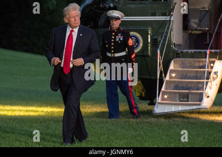 Washington, Stati Uniti d'America. 8 Luglio, 2017. Presidente Donald Trump ritorna alla Casa Bianca di Washington, DC dopo il suo viaggio a Amburgo, Germania per il vertice del G20. Credito: Ken Cedeño/ZUMA filo/Alamy Live News Foto Stock