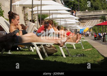 Parigi, Francia. 8 Luglio, 2017. Persone appoggiano su Paris Plage sulle rive del fiume Senna a Parigi, Francia, Luglio 8, 2017. Credito: Un Dong/Xinhua/Alamy Live News Foto Stock