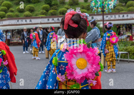 Narita, Giappone. 7 Luglio, 2017. Ragazza giovane nei tradizionali costumi giapponesi in attesa di accompagnare un galleggiante come parte di clebrations del Gion-e festival a Naritasan Shinshoji temple a Narita, in Giappone. Foto Stock