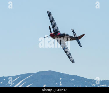 Truckee, California, USA. 8 Luglio, 2017. KEN GOTTSCHALL vola il suo North American P-51D Mustang durante il Truckee Tahoe Air Show e festa in famiglia il Truckee Tahoe Airport (quota 5901 ft.) in Truckee, California, sabato 8 luglio 2017. La partecipazione di aerei e di piloti includono:.P-51, pilota Ken Gottschall.Alpha Jet, pilota Mark Peterson.T-6, pilota Barry Hancock.BF biplano9-2, pilota di Danny Sorensen.Cessna 206/Launch Jump piano.Firecat L-39, pilota ricca Perkins.bordo 540 & Red Bull Air Force Wingnuts, pilota Kirby Chambliss.Phenom 300, pilota Erik Pilegaard (credito Immagine: © Tracy Barb Foto Stock