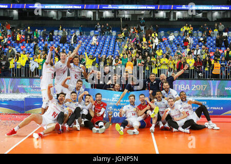 Curitiba, Brasile. 08 Luglio, 2017. I giocatori italiani festeggiano la vittoria contro il Brasile nella finale del mondo lega volley contro la Francia a Arena di Baixada stadium nella città di Curitiba questo Sabato (08). Credito: Brasile Photo Press/Alamy Live News Foto Stock