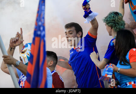 Miami, Florida, Stati Uniti d'America. 08 Luglio, 2017. Miami FC tifosi festeggiare il team il primo obiettivo durante un North American Soccer League tra San Francisco Delta vs Miami FC a Riccardo Silva Stadium di Miami, Florida. Miami FC ha vinto 7-0. Mario Houben/CSM/Alamy Live News Foto Stock