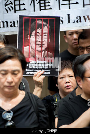 Hong Kong, Hong Kong, Cina. 9 Luglio, 2017. HONG KONG, CINA - 09 Luglio: manifestanti si riuniscono per la cerimonia inaugurale dei ''Cina degli avvocati dei diritti umani' giorno'' per essere commemorato in tutto il mondo. La Giornata segna l anniversario 2 anni fa degli arresti di massa dei diritti umani gli avvocati e i loro assistenti in tutta la Cina. Il gruppo si riunisce al di fuori della finale di corte di appello in centrale, Hong Kong, Hong Kong SAR, la Cina il 9 luglio, 2017. Credito: Jayne Russell/ZUMA filo/Alamy Live News Foto Stock