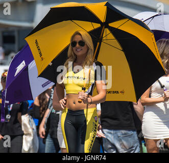 Monterey, STATI UNITI D'AMERICA. 8 lug 2017. Dunlop ragazza alla linea di partenza prima della Motul Superbike FIM Superstock 1000 gara 1 U.S Round al Mazda Raceway Laguna Seca Monterey, CA Thurman James/CSM Credito: Cal Sport Media/Alamy Live News Foto Stock