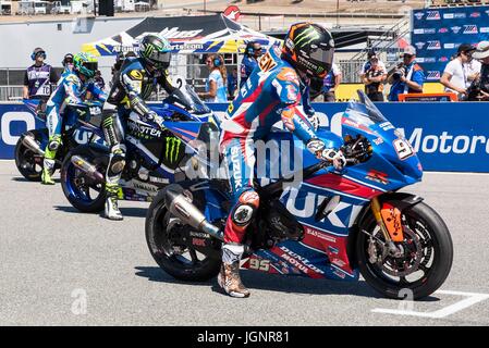 Monterey, STATI UNITI D'AMERICA. 8 lug 2017. Superstock 1000 piloti presso la linea di partenza prima della Motul Superbike FIM Superstock 1000 gara 1 U.S Round al Mazda Raceway Laguna Seca Monterey, CA Thurman James/CSM Credito: Cal Sport Media/Alamy Live News Foto Stock