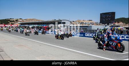 Monterey, STATI UNITI D'AMERICA. 8 lug 2017. Superstock 1000 piloti presso la linea di partenza prima della Motul Superbike FIM Superstock 1000 gara 1 U.S Round al Mazda Raceway Laguna Seca Monterey, CA Thurman James/CSM Credito: Cal Sport Media/Alamy Live News Foto Stock