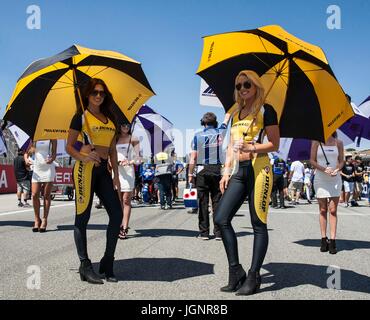 Monterey, STATI UNITI D'AMERICA. 8 lug 2017. Dunlop ragazze alla linea di partenza prima della Motul Superbike FIM Superstock 1000 gara 1 U.S Round al Mazda Raceway Laguna Seca Monterey, CA Thurman James/CSM Credito: Cal Sport Media/Alamy Live News Foto Stock