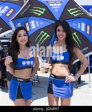 Monterey, STATI UNITI D'AMERICA. 8 lug 2017. Yamaha ragazze appeso con i tifosi prima della Motul FIM Superbike SBK gara 1 U.S. Round di Mazda Raceway Laguna Seca Monterey, CA Thurman James/CSM Credito: Cal Sport Media/Alamy Live News Foto Stock