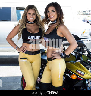 Monterey, STATI UNITI D'AMERICA. 8 lug 2017. Yamaha ragazze Promozione Yamalube prima della Motul FIM Superbike SBK gara 1 U.S. Round di Mazda Raceway Laguna Seca Monterey, CA Thurman James/CSM Credito: Cal Sport Media/Alamy Live News Foto Stock