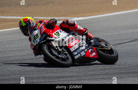 Monterey, STATI UNITI D'AMERICA. 8 lug 2017. # 12 Xavi Fores proveniente in giro 3 durante il Motul FIM Superbike SBK gara 1 U.S. Round di Mazda Raceway Laguna Seca Monterey, CA Thurman James/CSM Credito: Cal Sport Media/Alamy Live News Foto Stock