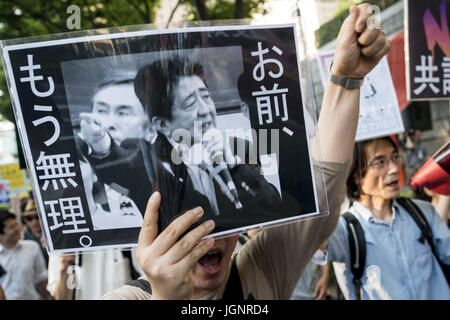 Tokyo, Giappone. 9 Luglio, 2017. I dimostranti prendere parte nel mese di marzo per la verità nel rally di Shinjuku Tokyo. Presunti favoritismi al Kake Gakuen scuola di veterinaria portato le persone sulla strada per dimmission del primo ministro Abe. Credito: Alessandro Di Ciommo/ZUMA filo/Alamy Live News Foto Stock