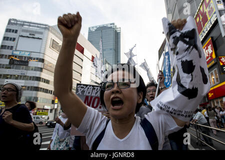 Tokyo, Giappone. 9 Luglio, 2017. I dimostranti prendere parte nel mese di marzo per la verità nel rally di Shinjuku Tokyo. Presunti favoritismi al Kake Gakuen scuola di veterinaria portato le persone sulla strada per dimmission del primo ministro Abe. Credito: Alessandro Di Ciommo/ZUMA filo/Alamy Live News Foto Stock