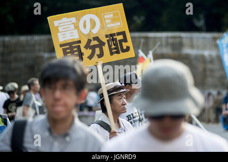 Tokyo, Giappone. 9 Luglio, 2017. I dimostranti prendere parte nel mese di marzo per la verità nel rally di Shinjuku Tokyo. Presunti favoritismi al Kake Gakuen scuola di veterinaria portato le persone sulla strada per dimmission del primo ministro Abe. Credito: Alessandro Di Ciommo/ZUMA filo/Alamy Live News Foto Stock