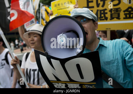 Tokyo, Giappone. 9 Luglio, 2017. I dimostranti prendere parte nel mese di marzo per la verità nel rally di Shinjuku Tokyo. Presunti favoritismi al Kake Gakuen scuola di veterinaria portato le persone sulla strada per dimmission del primo ministro Abe. Credito: Alessandro Di Ciommo/ZUMA filo/Alamy Live News Foto Stock