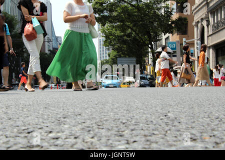 Tokyo, Giappone. 9 Luglio, 2017. Persone passeggiata a Ginza il quartiere alla moda di Tokyo il 9 luglio 2017. Temperatura dell area metropolitana di Tokyo è salito oltre trenta gradi Celsius come onda di calore attaccato. Credito: Yoshio Tsunoda/AFLO/Alamy Live News Foto Stock