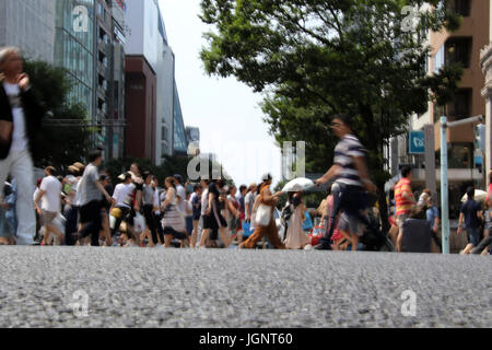 Tokyo, Giappone. 9 Luglio, 2017. Persone passeggiata a Ginza il quartiere alla moda di Tokyo il 9 luglio 2017. Temperatura dell area metropolitana di Tokyo è salito oltre trenta gradi Celsius come onda di calore attaccato. Credito: Yoshio Tsunoda/AFLO/Alamy Live News Foto Stock