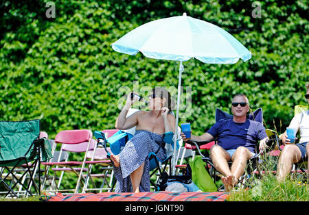 Arundel Sussex, Regno Unito. 9 Luglio, 2017. Gli ospiti godono di una bevanda fredda al sole presso il Castello di Arundel cricket ground dove sono state guardando il T20 blast match tra Sussex squali e Glamorgan quando le temperature aumentano nel sud est della Gran Bretagna oggi Credito: Simon Dack/Alamy Live News Foto Stock