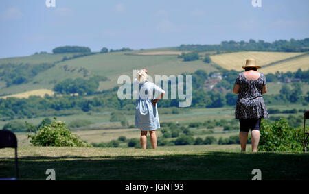 Arundel Sussex, Regno Unito. 9 Luglio, 2017. Gli ospiti godono di una splendida vista su tutta la valle di Arun al sole presso il Castello di Arundel cricket ground dove sono state guardando il T20 blast match tra Sussex squali e Glamorgan quando le temperature aumentano nel sud est della Gran Bretagna oggi Credito: Simon Dack/Alamy Live News Foto Stock