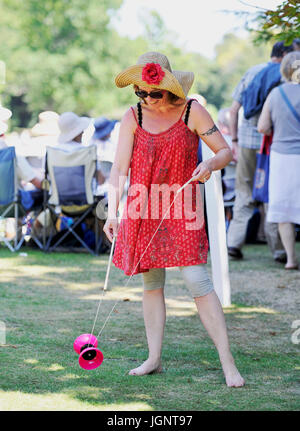 Arundel Sussex, Regno Unito. 9 Luglio, 2017. Questa signora si prende una pausa all'ombra al Castello di Arundel cricket ground dove stava guardando il T20 blast match tra Sussex squali e Glamorgan quando le temperature aumentano nel sud est della Gran Bretagna oggi Credito: Simon Dack/Alamy Live News Foto Stock