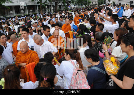 Bangkok, Tailandia. 9 Luglio, 2017. Adoratori offrono fiori ai monaci come un mezzo di merito-making sulla Quaresima buddista giorno di fronte al Wat Ratchabophit tempio a Bangkok, Thailandia, Luglio 9, 2017. I buddisti in tutta la Tailandia ha celebrato il buddista Quaresima giorno, o 'Khao Phansa', Domenica. "Khao Phansa' segna l inizio di un periodo di tre mesi in cui i monaci buddisti soggiornare in una posizione, di solito in un monastero o sul tempio motivi, e impegnarsi nella meditazione e nella preghiera. Credito: Rachen Sageamsak/Xinhua/Alamy Live News Foto Stock