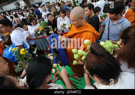 Bangkok, Tailandia. 9 Luglio, 2017. Adoratori di offrire i fiori di un monaco come mezzi di merito-making sulla Quaresima buddista giorno di fronte al Wat Ratchabophit tempio a Bangkok, Thailandia, Luglio 9, 2017. I buddisti in tutta la Tailandia ha celebrato il buddista Quaresima giorno, o 'Khao Phansa', Domenica. "Khao Phansa' segna l inizio di un periodo di tre mesi in cui i monaci buddisti soggiornare in una posizione, di solito in un monastero o sul tempio motivi, e impegnarsi nella meditazione e nella preghiera. Credito: Rachen Sageamsak/Xinhua/Alamy Live News Foto Stock