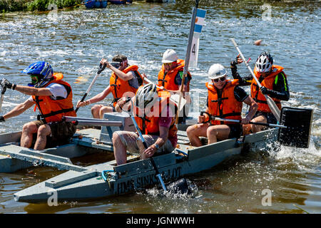 Lewes, Regno Unito. 9 Luglio, 2017. La popolazione locale prendere parte all'annuale Lewes zattera gara sul fiume Ouse 'Ouseday' In aiuto di enti di beneficenza locali. I partecipanti in casa fatta zattere sono tradizionalmente investite con le uova e la farina da spettatori sulla riva del fiume mentre sulla rotta da Lewes fino al traguardo nella vicina città di Newhaven. Lewes, Sussex, Regno Unito. Credito: Concedere Rooney/Alamy Live News Foto Stock